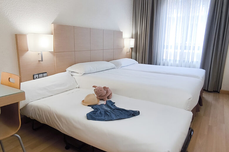 Habitación doble con cama supletoria en Logroño